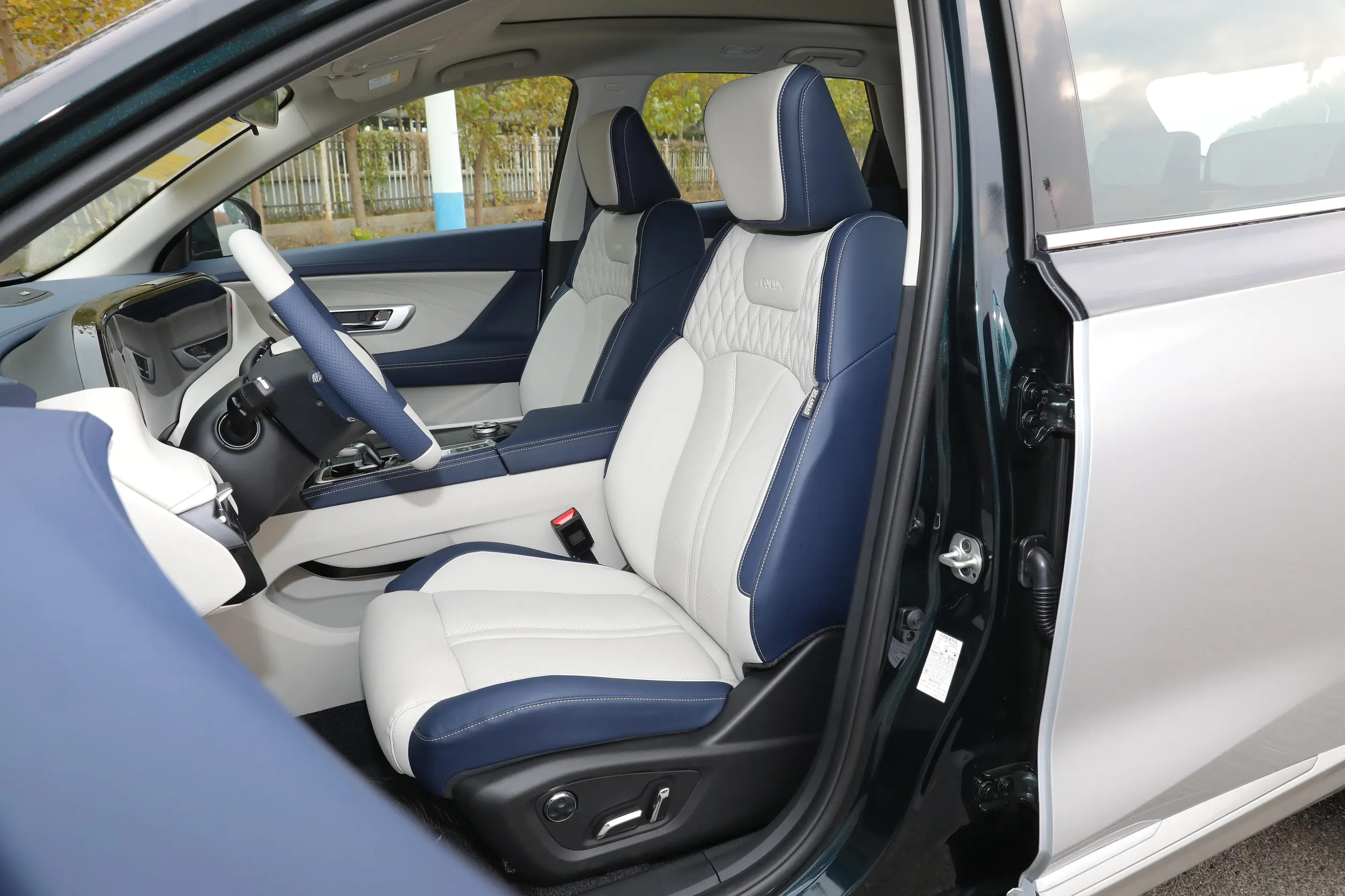 Experience the Ultimate Comfort and Performance with DONGFENG AEOLUS HUGE 1.5L Hybrid Passenger Car
