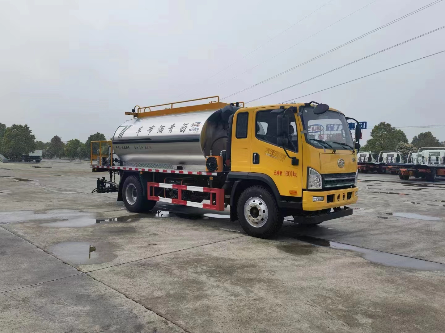 Automotive Asphalt Pressure Distributor for Road Maintenance Asphalt Distributor