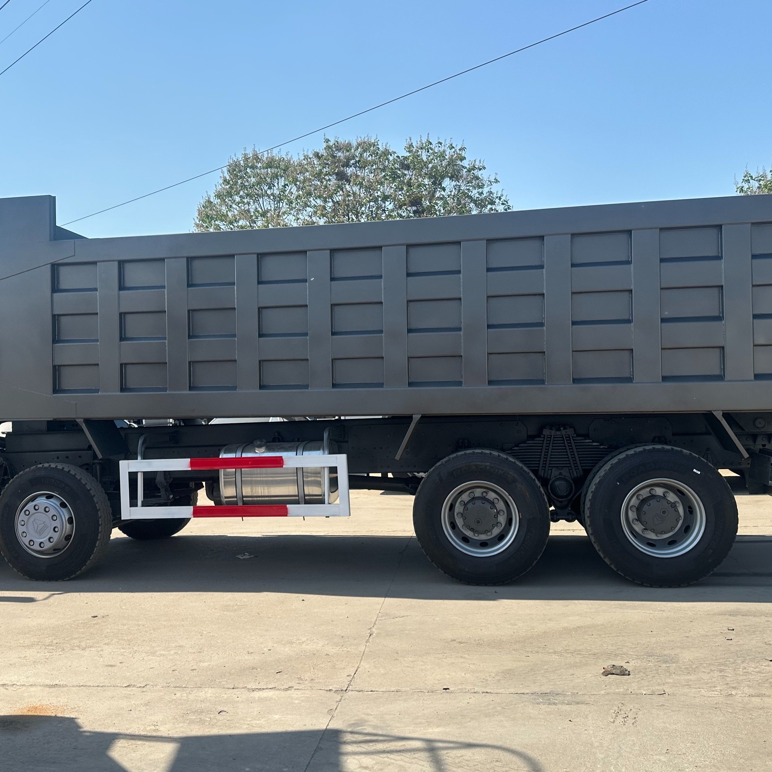 Sinotruk LHD Used Dump Truck Trader 40t Howo 371 375