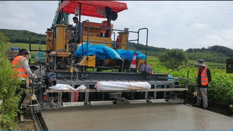Rear Mounted Mold Cement Slipform Paver For Negative Clearance Roads