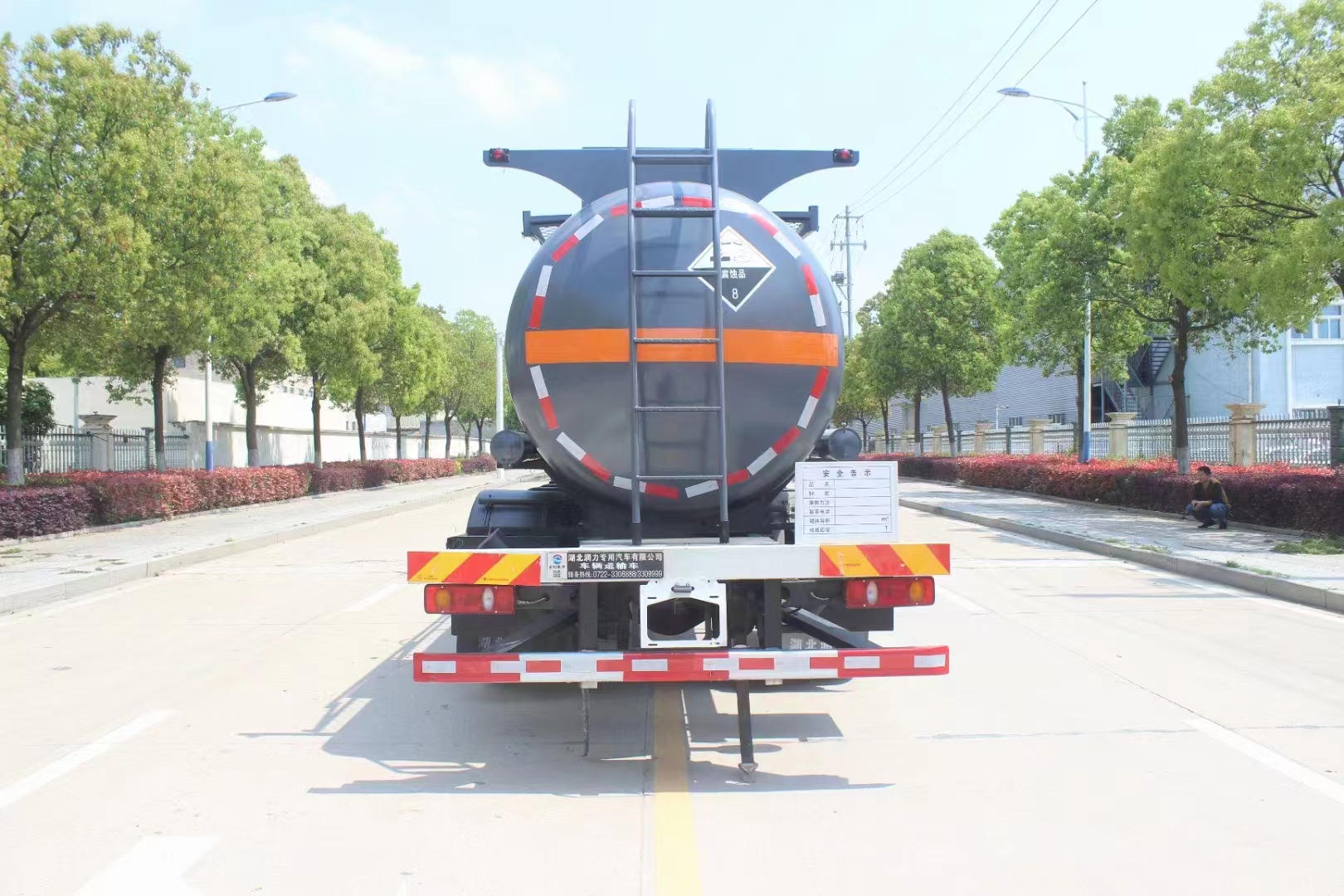 China National Heavy Duty Truck HOWO 4X4 All Wheel Drive 290HP 10CBM Oil Tank Truck