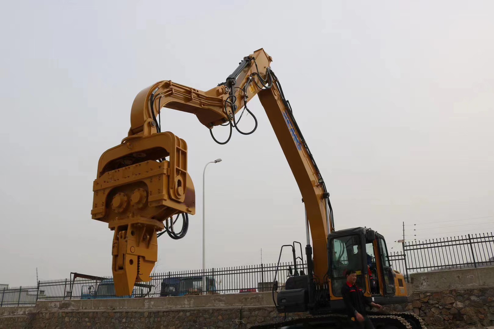 2600 Kg Sheet Piling Attachment For Excavator 360 Degree Hammer
