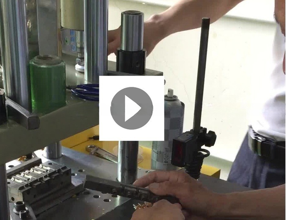 Small Mini Plastic Vertical Injection Moulding Machine 30 Ton 25mm Screw Diameter