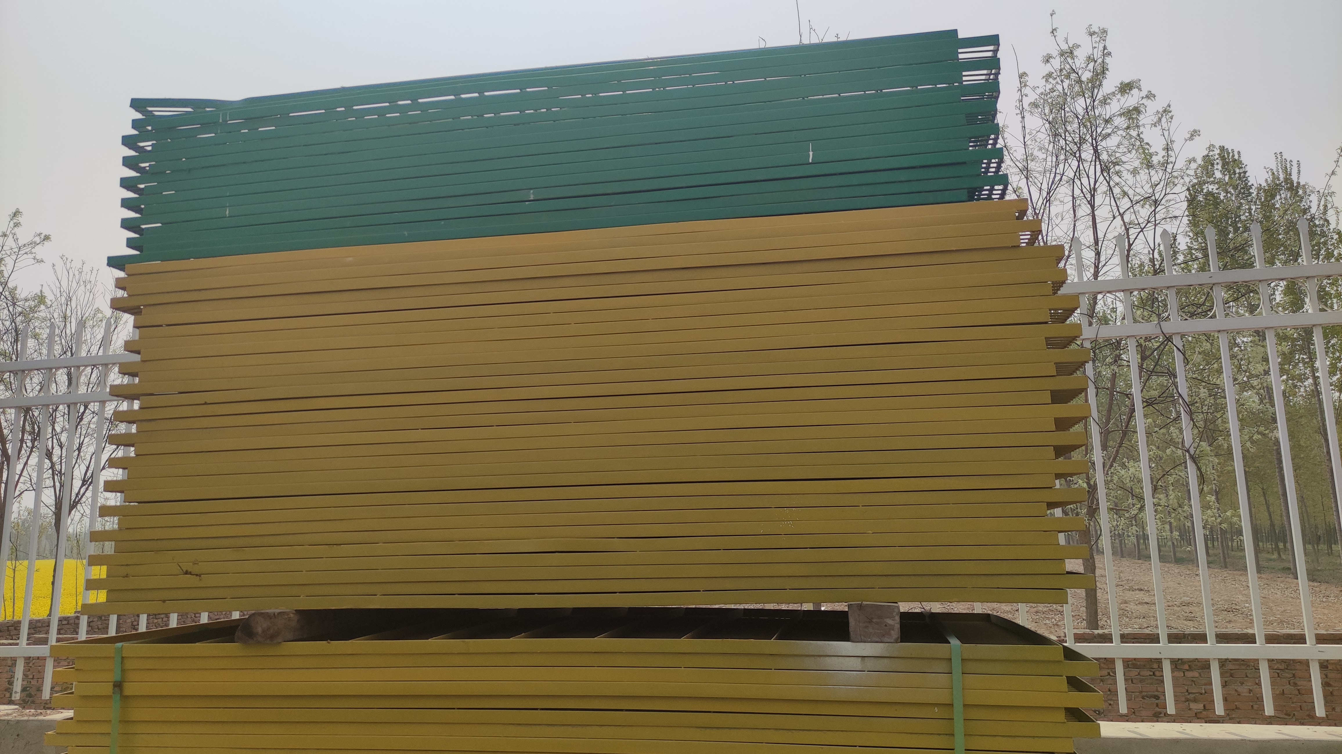 Erection of plastic impregnated grid plate in goose's nest