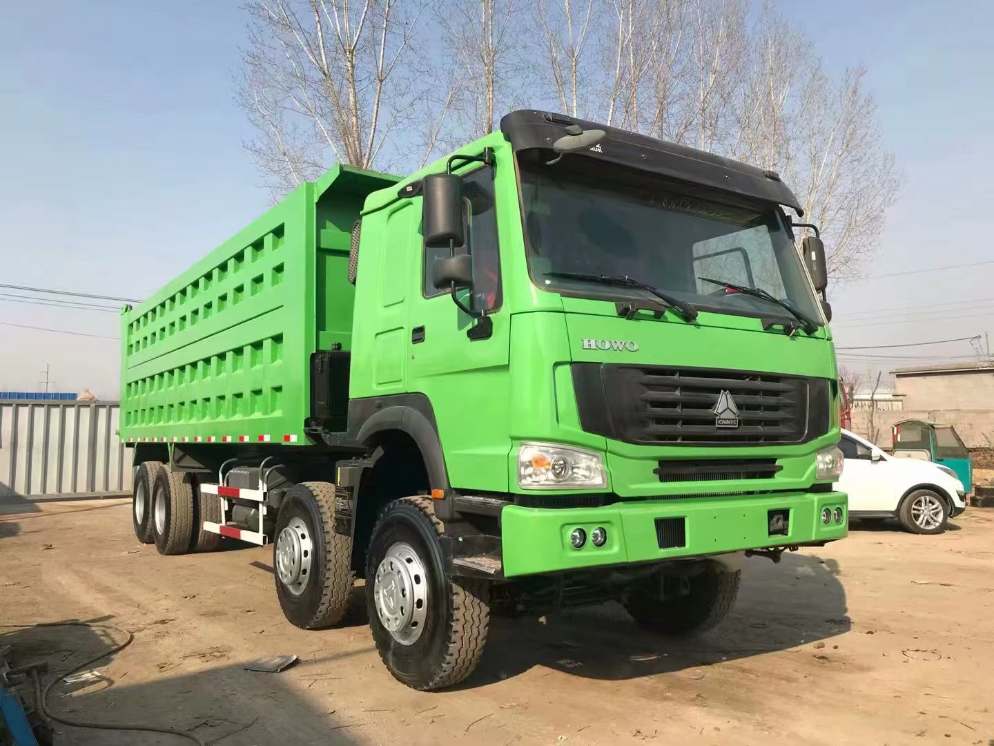 SINOTRUK 8*4 Made Earth Mover Vehicle for Smooth Manual Auto Earth Moving Experience