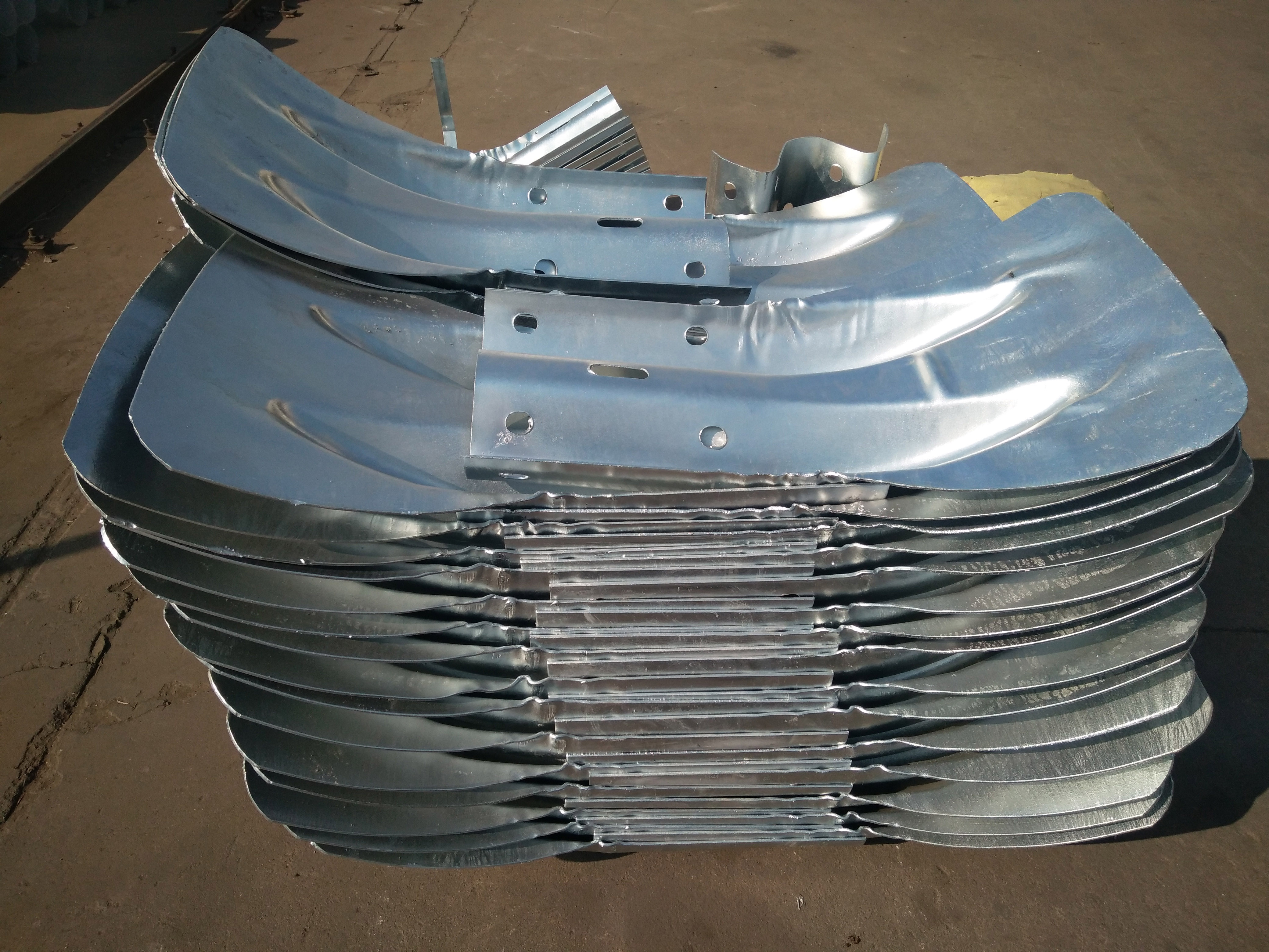 Customized Hot Dip Galvanized Highway Guardrail 345 Material