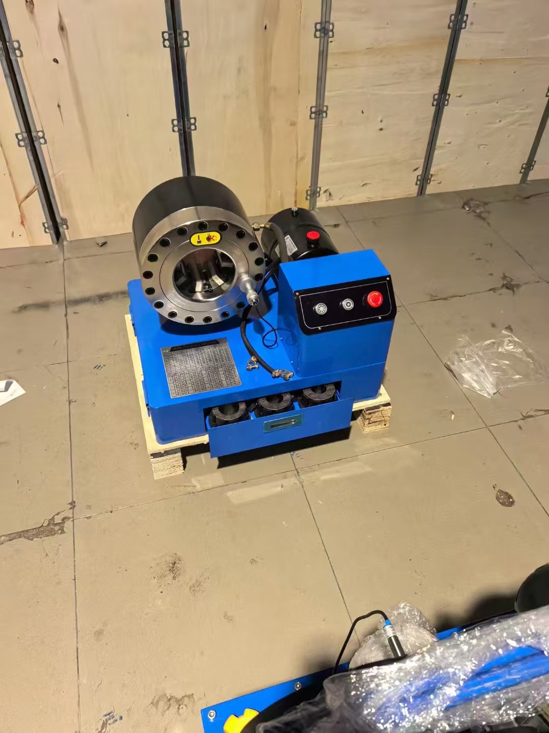 1 Inch 7 Dies 1-4 Layer Hose Hydraulic Crimping Machine / Hose Crimping Machine High Pressure 6-25mm With Blue Color 12v/24V