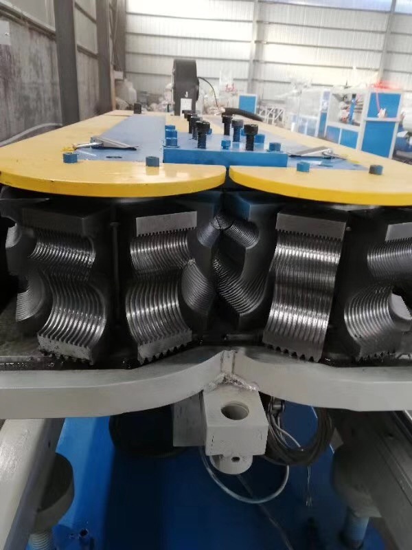 Plastic Pipe Extrusion Machine / Plastic Extruder / PP PE PA Single Corrugated Pipe Line