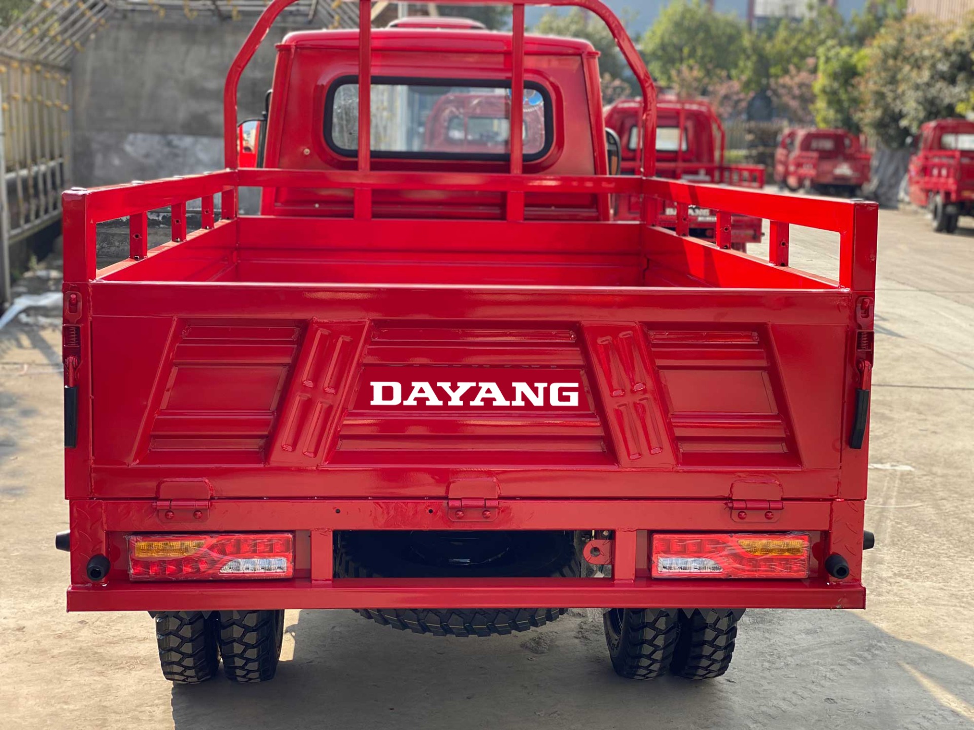 Design DAYANG 2022 Closed Body Type 1000W Trike Tuk Tuk Lifan Motorcycletuk Tricycle