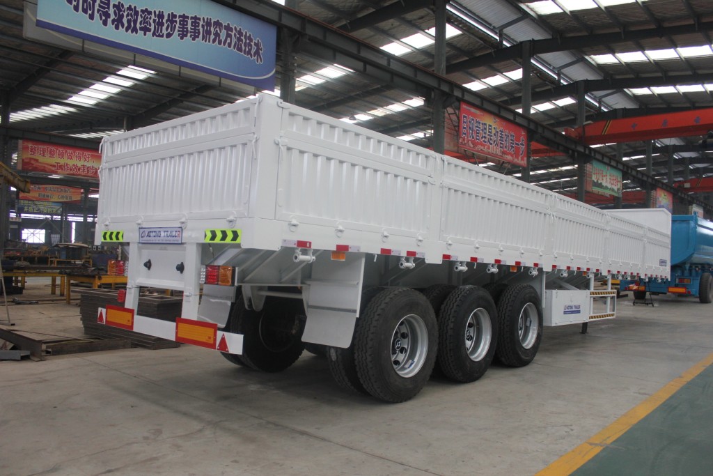 Sturdy AOTONG Cargo Board Semi Trailer with Side Tailgate and Durable Mechanical Parts
