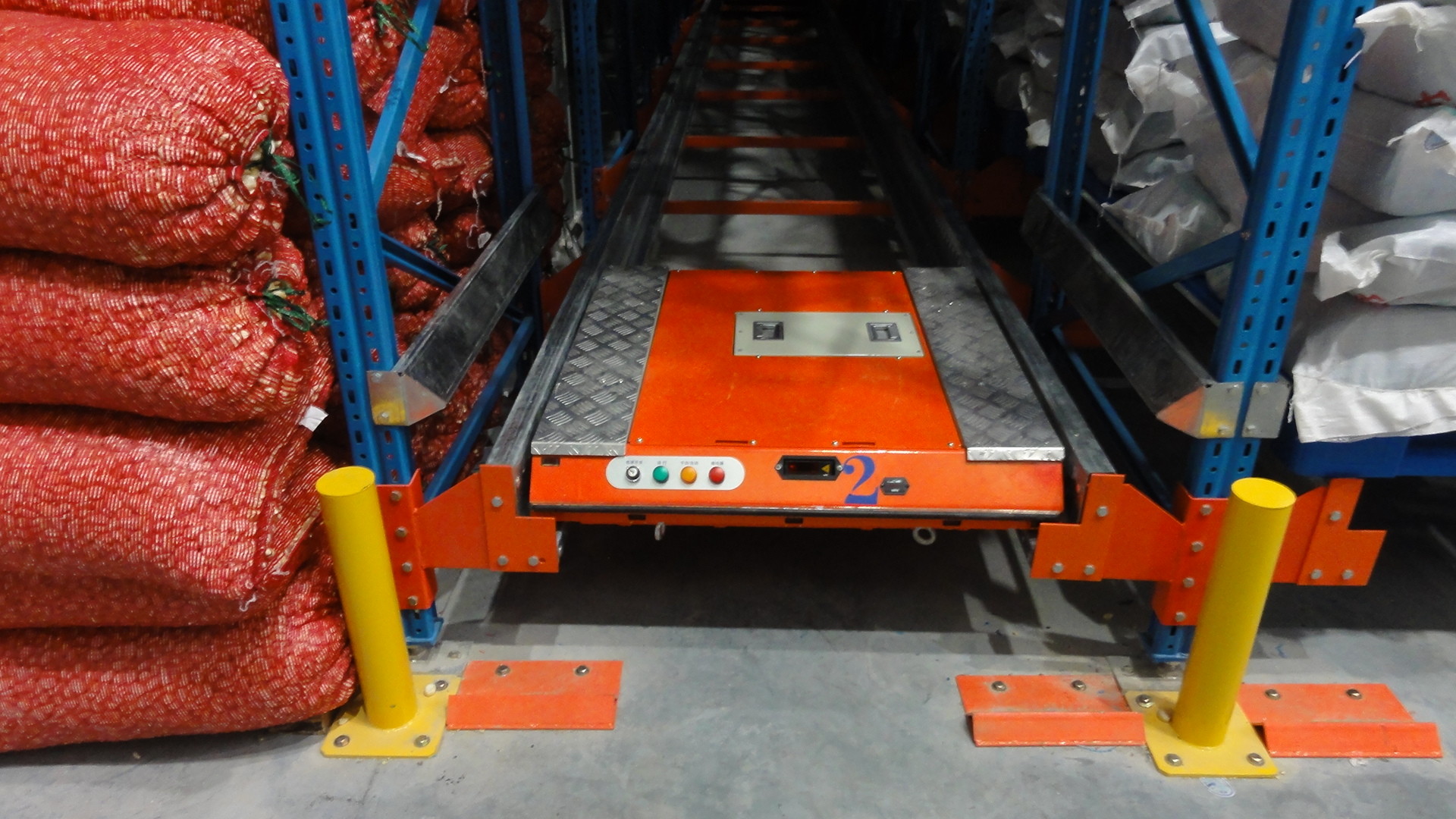 Easily Managed Radio Shuttle Pallet Racking System With Battery-Powered And Remote-Operated