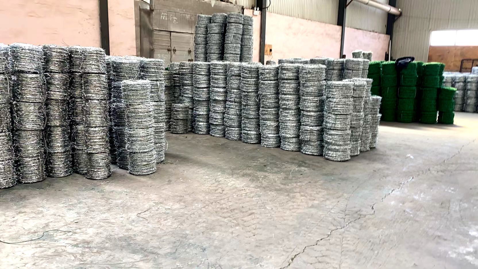 1.5-2.5mm Electric Barbed Wire Fence 14 Gauge Barbed Wire On Boundary Wall