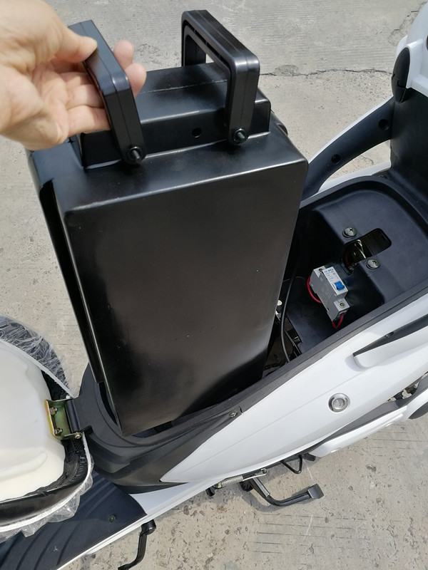 Italy Best Seller 48V 500W Electric Scooter Pedal Assist 60km Range per Charge 18 Inch Tire 48V 20ah Bluetooth Sensor Disk
