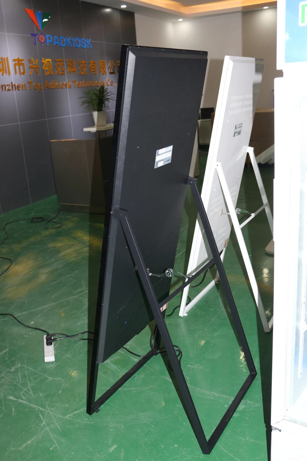 32&quot; Mobile Digital Menu Board for Restaurant Shopping Mall Android Signage LCD Rechargeable Power Supply