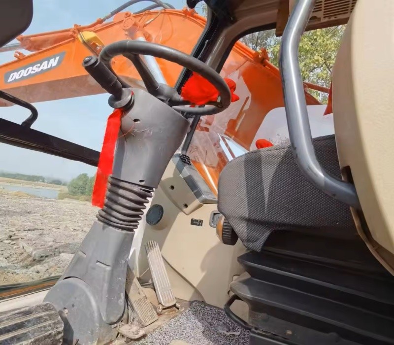 Doosan Machines Used In Excavation DX140W Second Hand Diggers