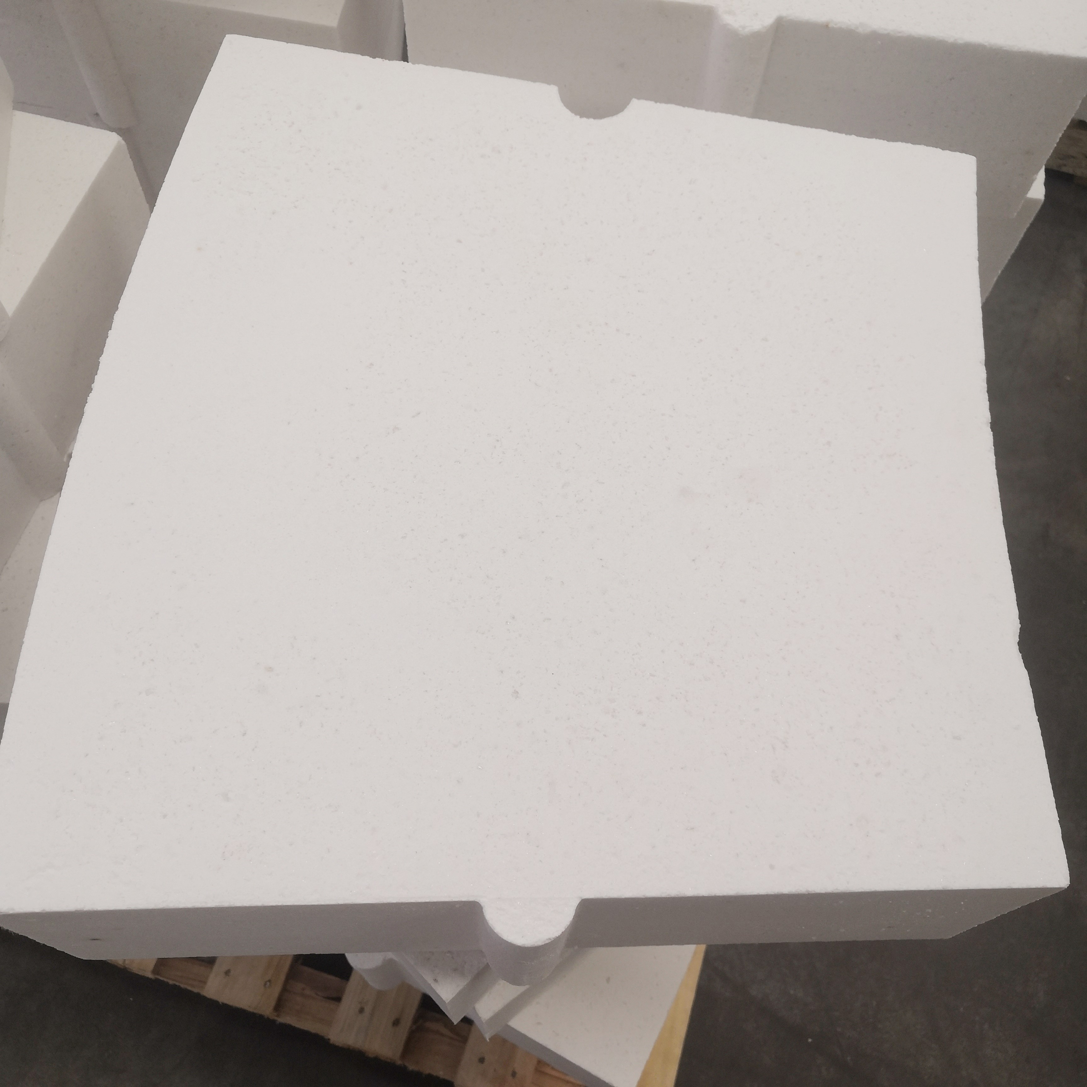 Low CrO Content Corundum Mullite Bricks with Good Volume Stability and High SiC Content