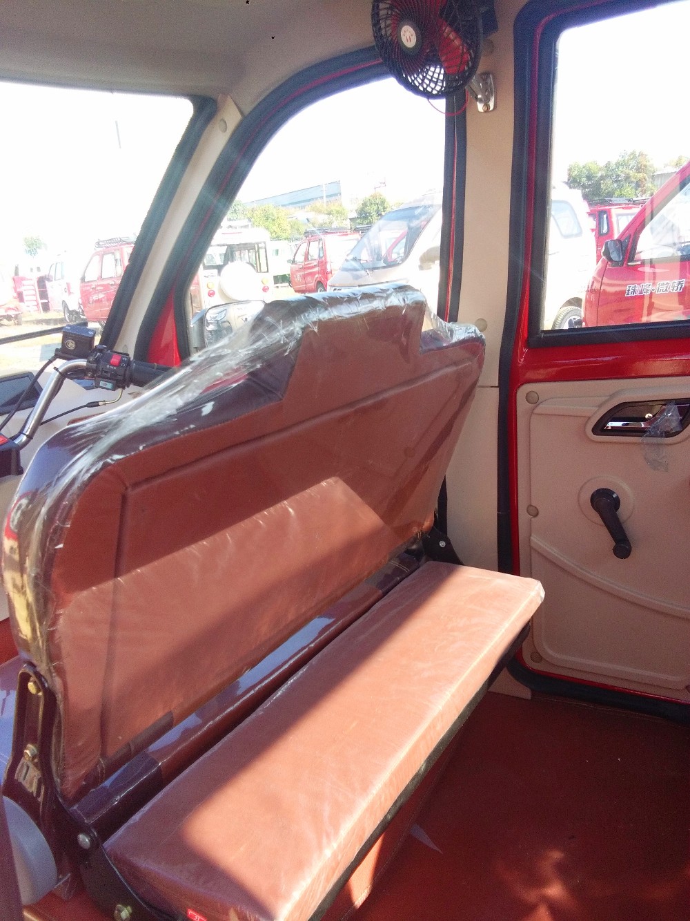 China Yaolon Top Brand Closed Cabin Mini Car Cheap Adult Tricycle For Sale 3 Wheel Taxi Passenger Tricycle Motorcycle