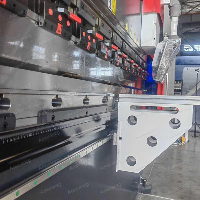 4 Axis 1600MM Hydraulic Press Brake Customized CNC Bending Machine With 300KN HK58T