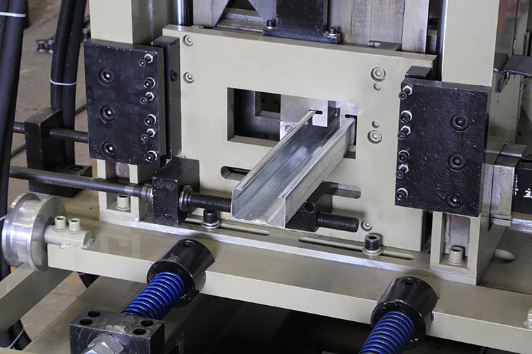 GCr15 Roller Thickness 1.5mm Purlin Roll Forming Machine