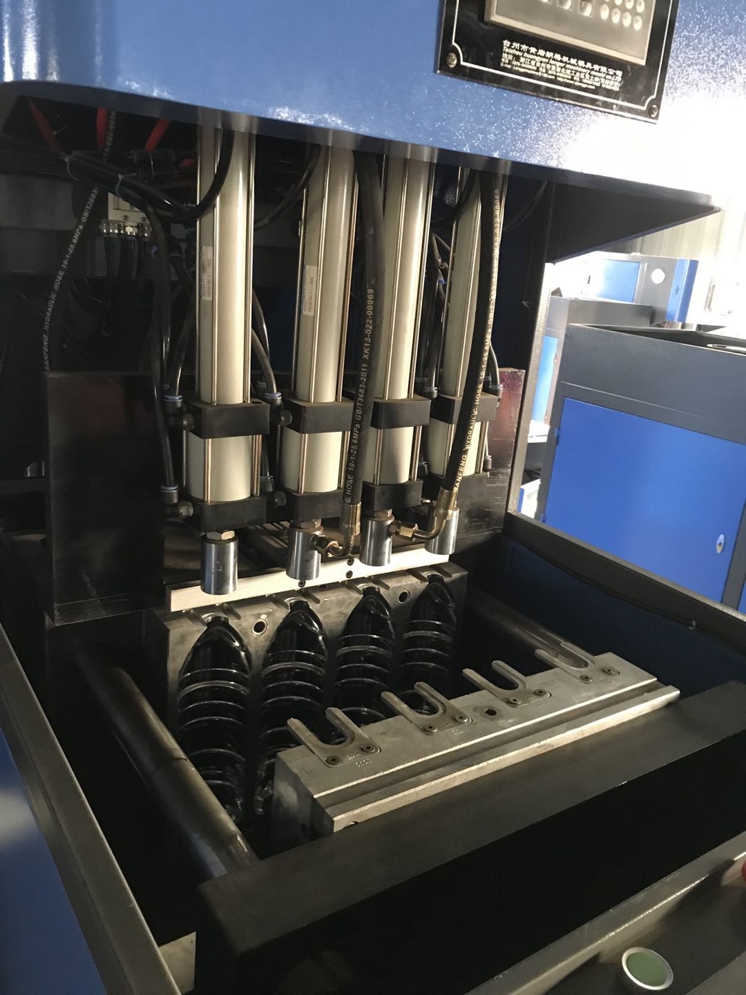 Top Level Bottle Production with DELTA PLC LGB-4-15 Durable Pe Bottle Making Machine