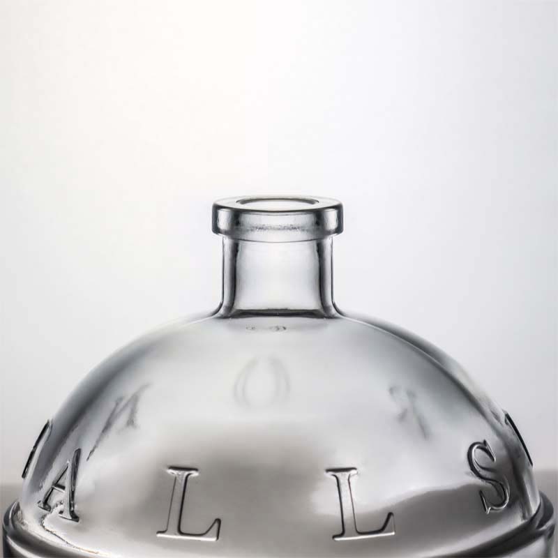 Flint Glass Sealing Type Cork 700ml Customized Shape Glass Liquor Bottle for Gin Rum Champagne