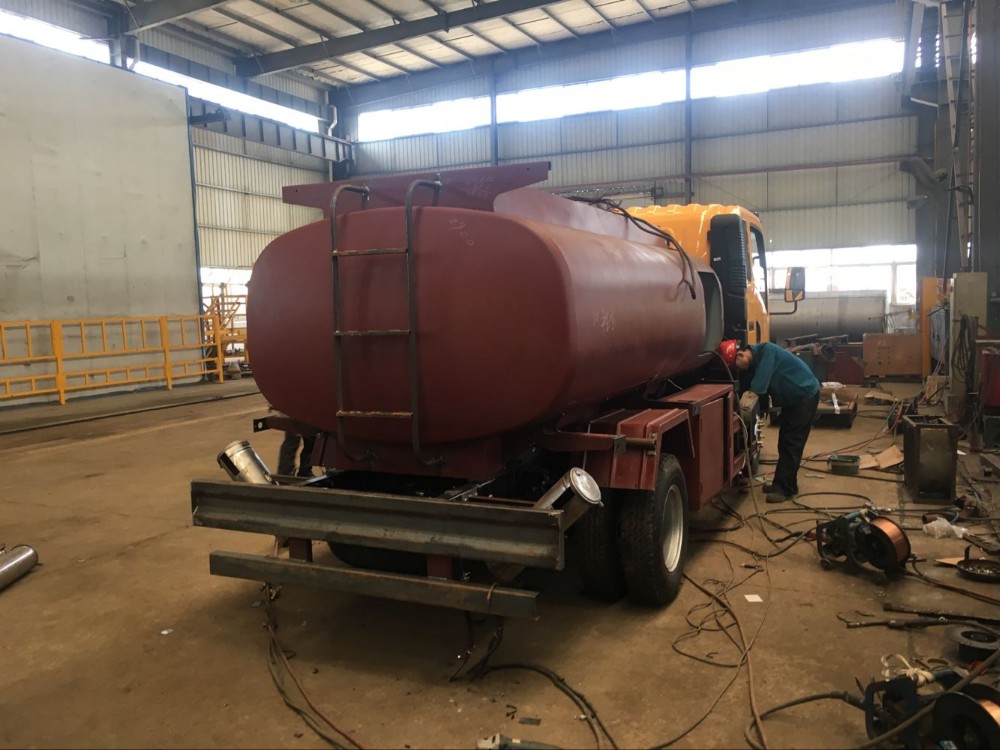 SINOTRUK HOWO 4x2 8000 Liters Capacity Fuel Tank Truck