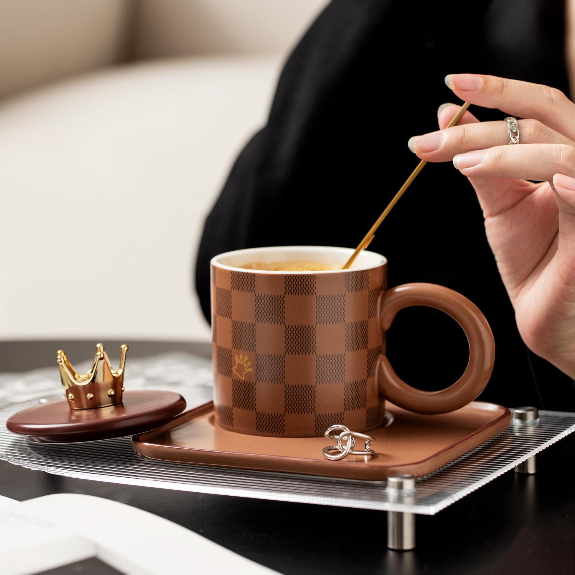National Trend Style Checkered Ceramic Cups And Plates With LIDS Spoons Large Round Handles Mugs Office Coffee Home Drinking Custom Ceramic Mugs