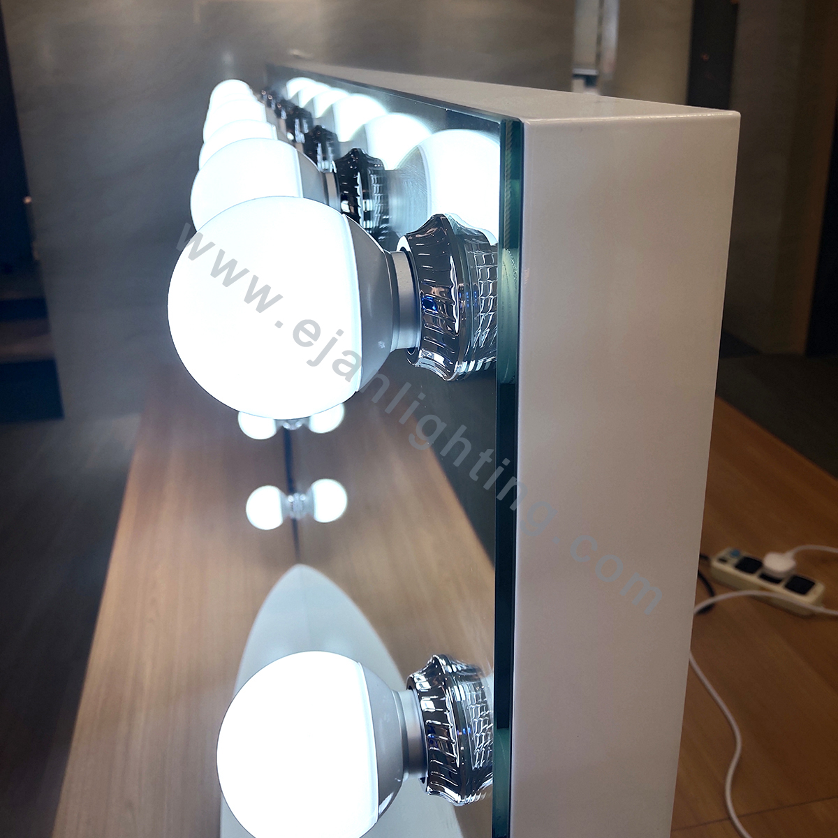 White Finishing Dimmable Backlit Mirror With LED Light Bulbs For Beauty Statio