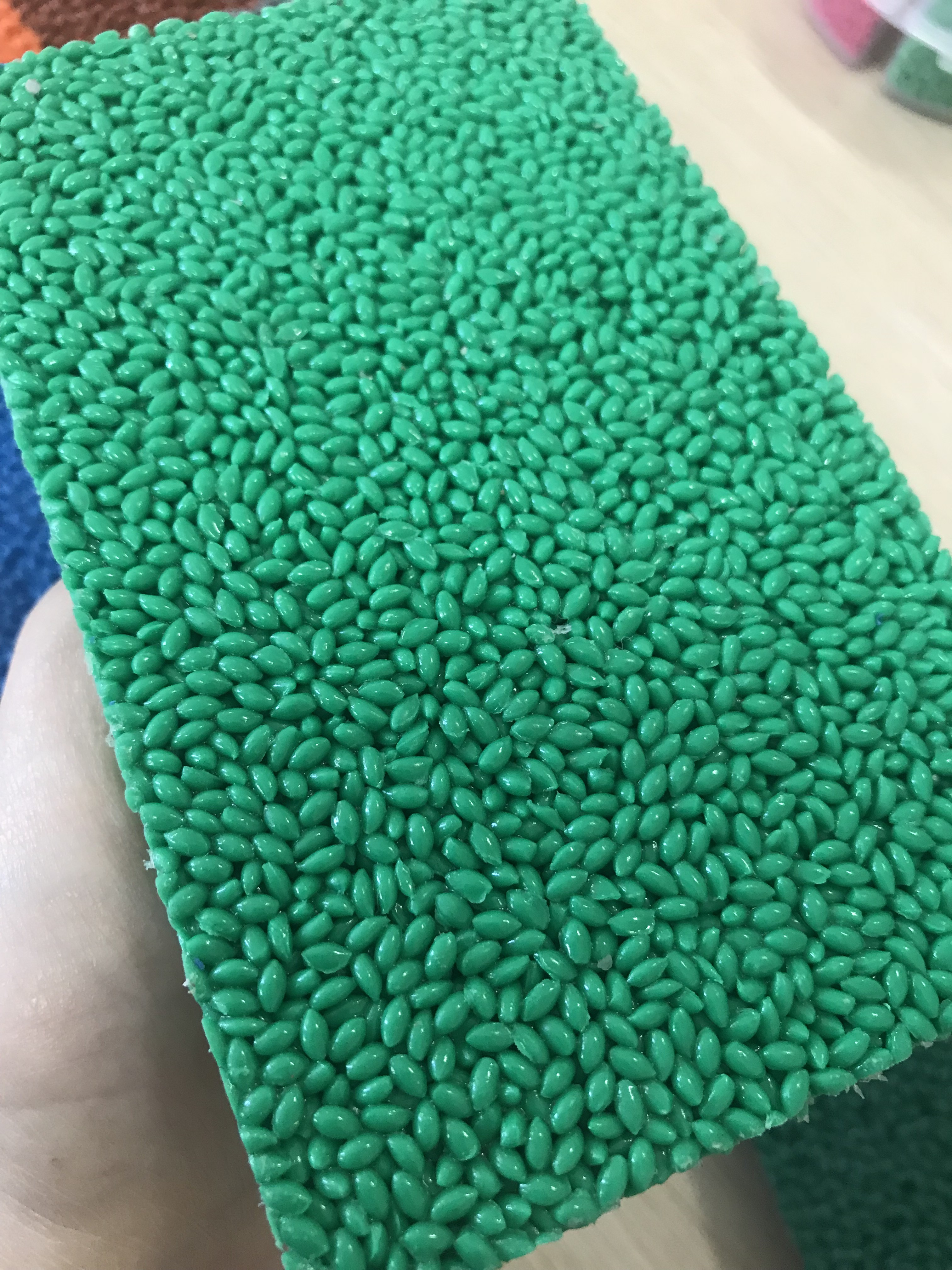 Rice Shape Permeable Anti Fading Rubber Granules Flooring