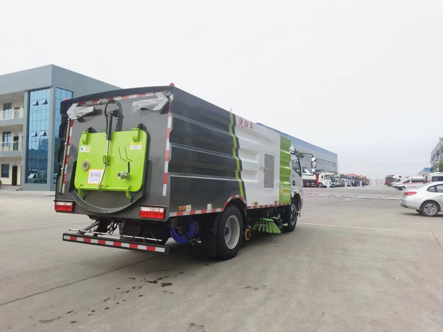 8T10T12T Vacuum Road Sweeper With Water tank Suitable for Urban Street and Airport Runway Cleaning Trucks