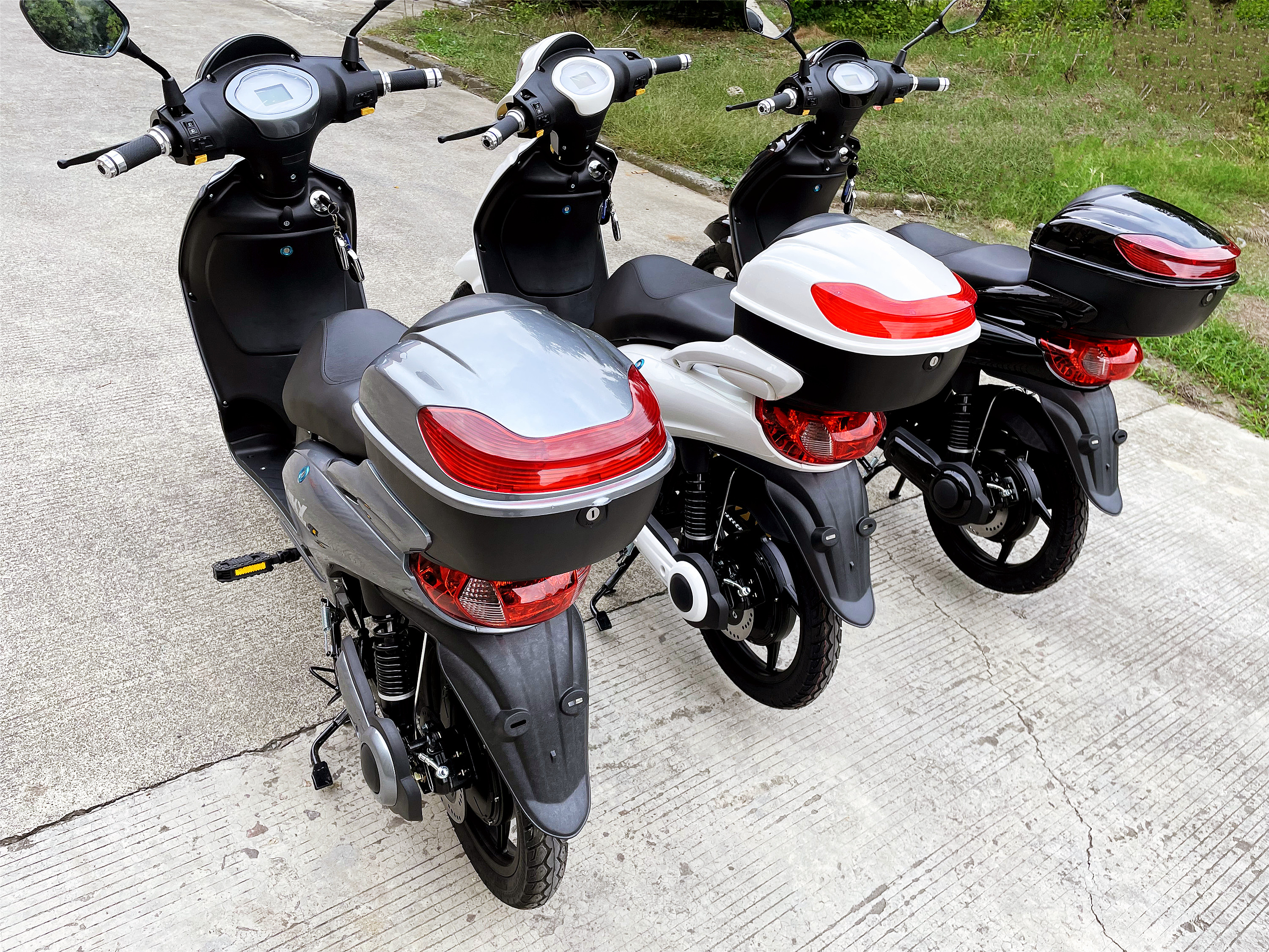 Italy Best Seller 48V 500W Electric Scooter Pedal Assist 60km Range per Charge 18 Inch Tire 48V 20ah Bluetooth Sensor Disk