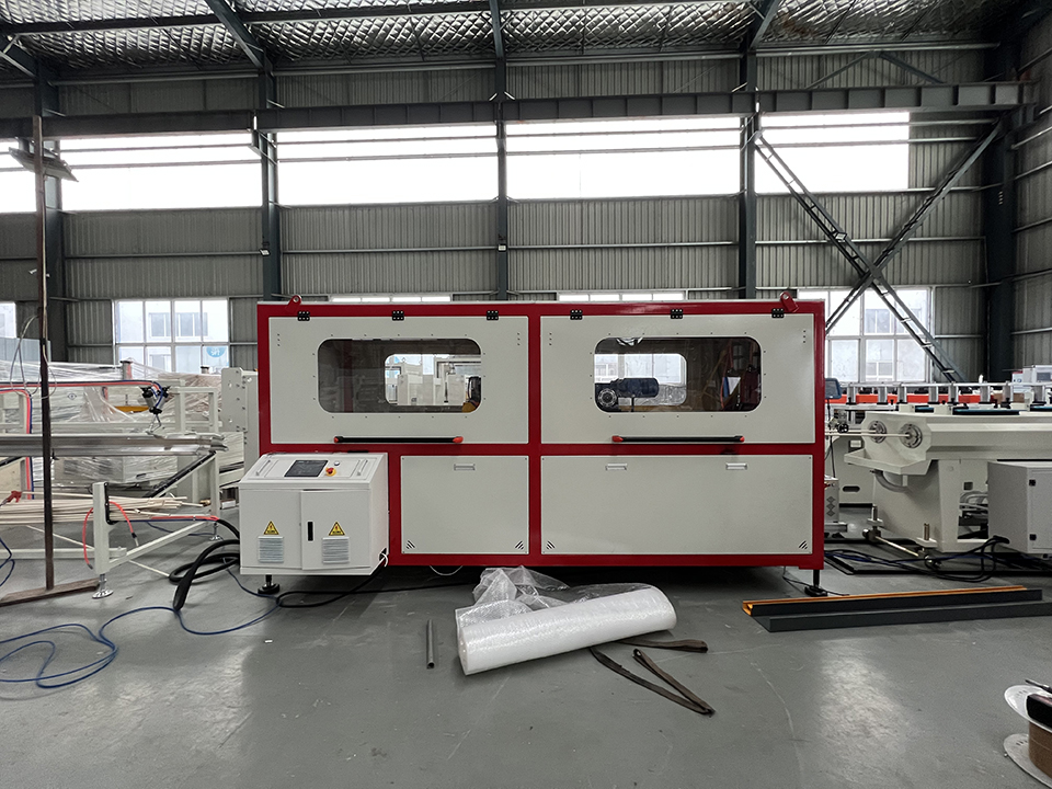 39 Rpm Electric Pipe Extruding Machine For PVC Conduit Pipe Production