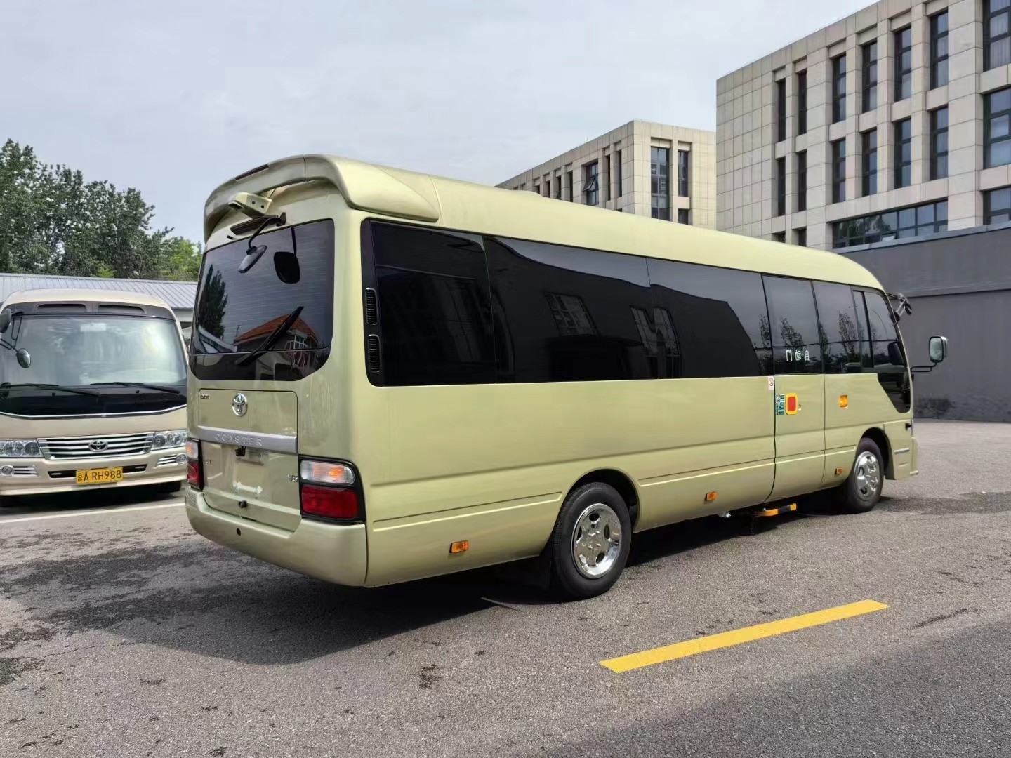 Toyota Coaster 16-Seater Tourist Bus Business Reception Bus Gasoline 4×2 Manual Transmission