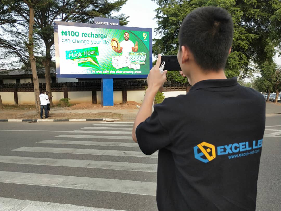 High Definition P2.5 Indoor Mirror Poster LED Display