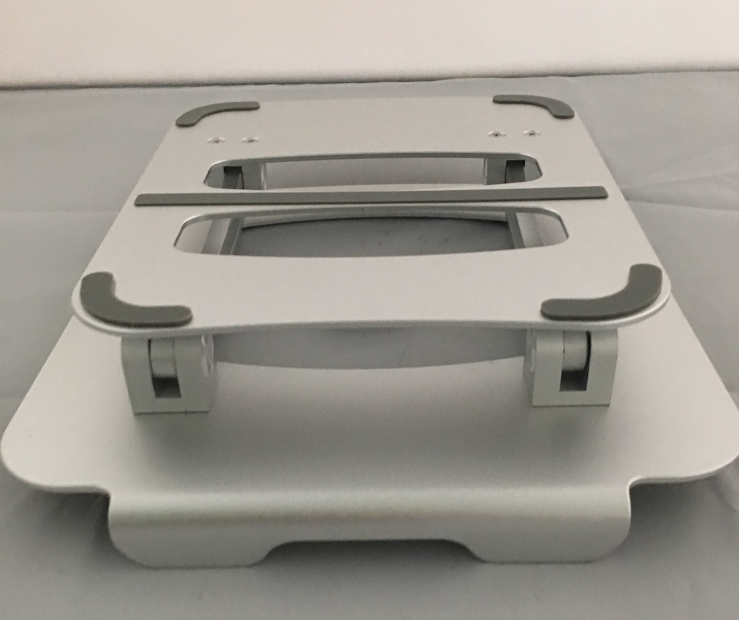 Custom CNC Lathe Machining Metal Laptop Stand Aluminum Cell Phone Stand 3.0mm