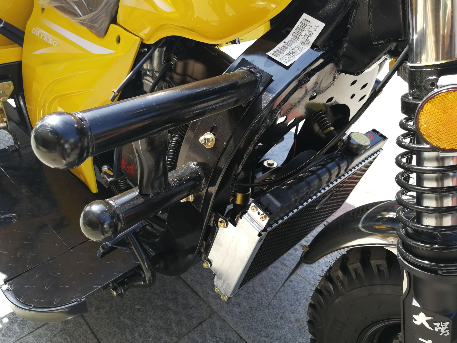 DAYANG Top 10 200CC Motorized Tricycle with 1000L Water Tank and Special Cabin Design