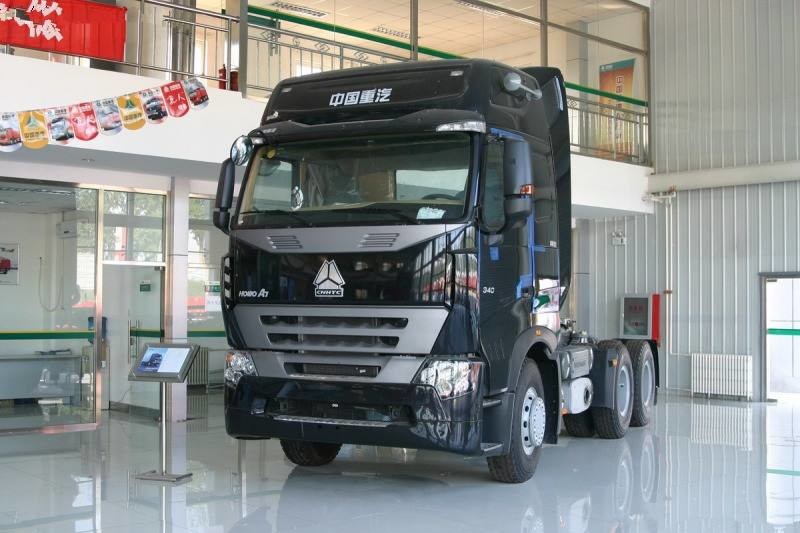 371hp EuroII Sinotruk Howo Tractor Truck LHD 10 Wheels Prime mover HW 79 High Roof Cab Two Berths 102 Km / H