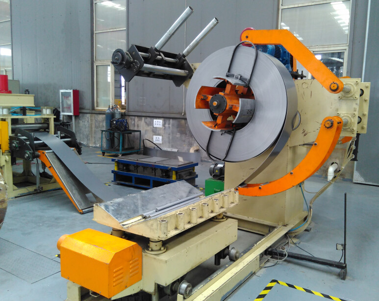 Anti - Collision Beam Steel Roller Forming Machine With High Punching And Arc Bending Precision