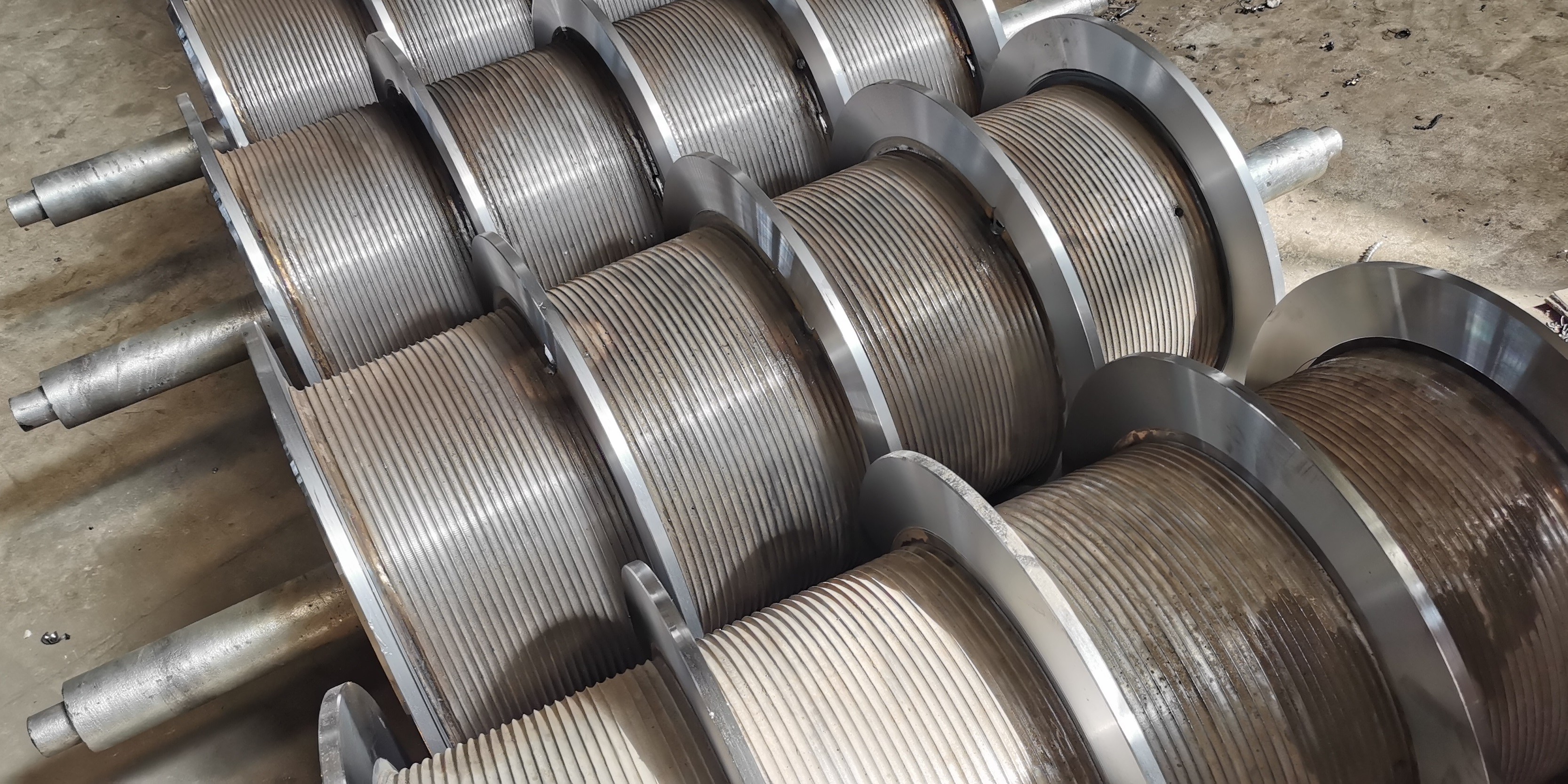 Multiple Ropes and Speed Simultaneous Lifting Multiple Winch Drum with Lebus Grooves