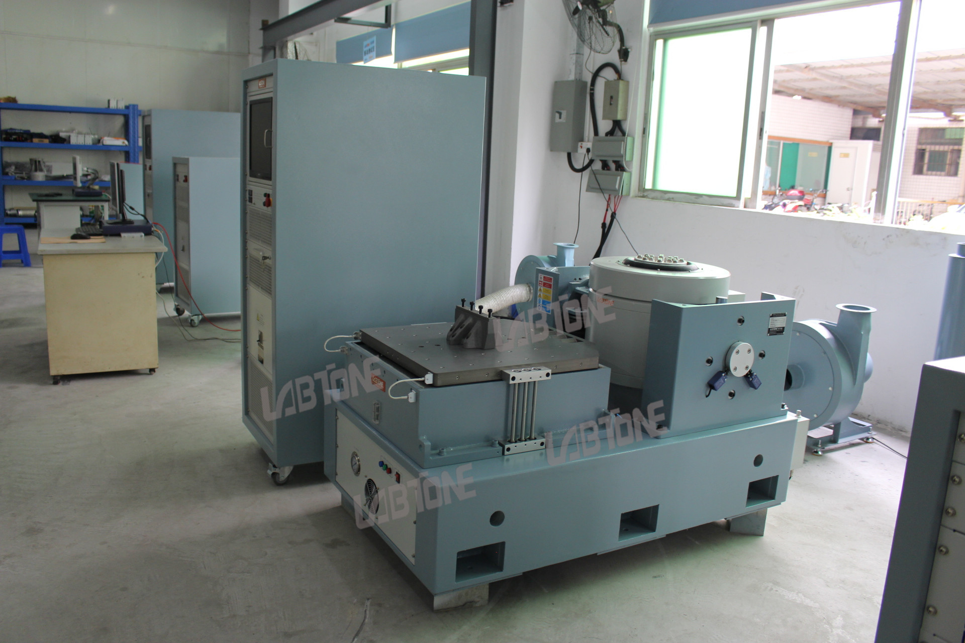 Air Cooled 20kN Force Vibration Lab Equipment With 100X100Cm Horizontal Slip Table