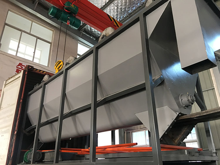 Plastic recycling sink float separating washing tank