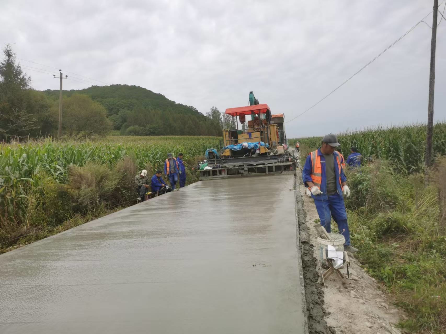 Rear Mounted Mold Cement Slipform Paver For Negative Clearance Roads