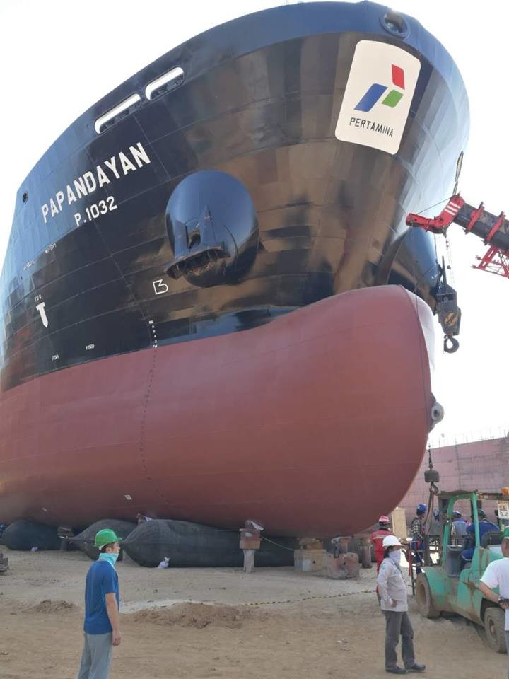 ISO Inspection Standard Black Ship Launching Rubber Airbag For Docking