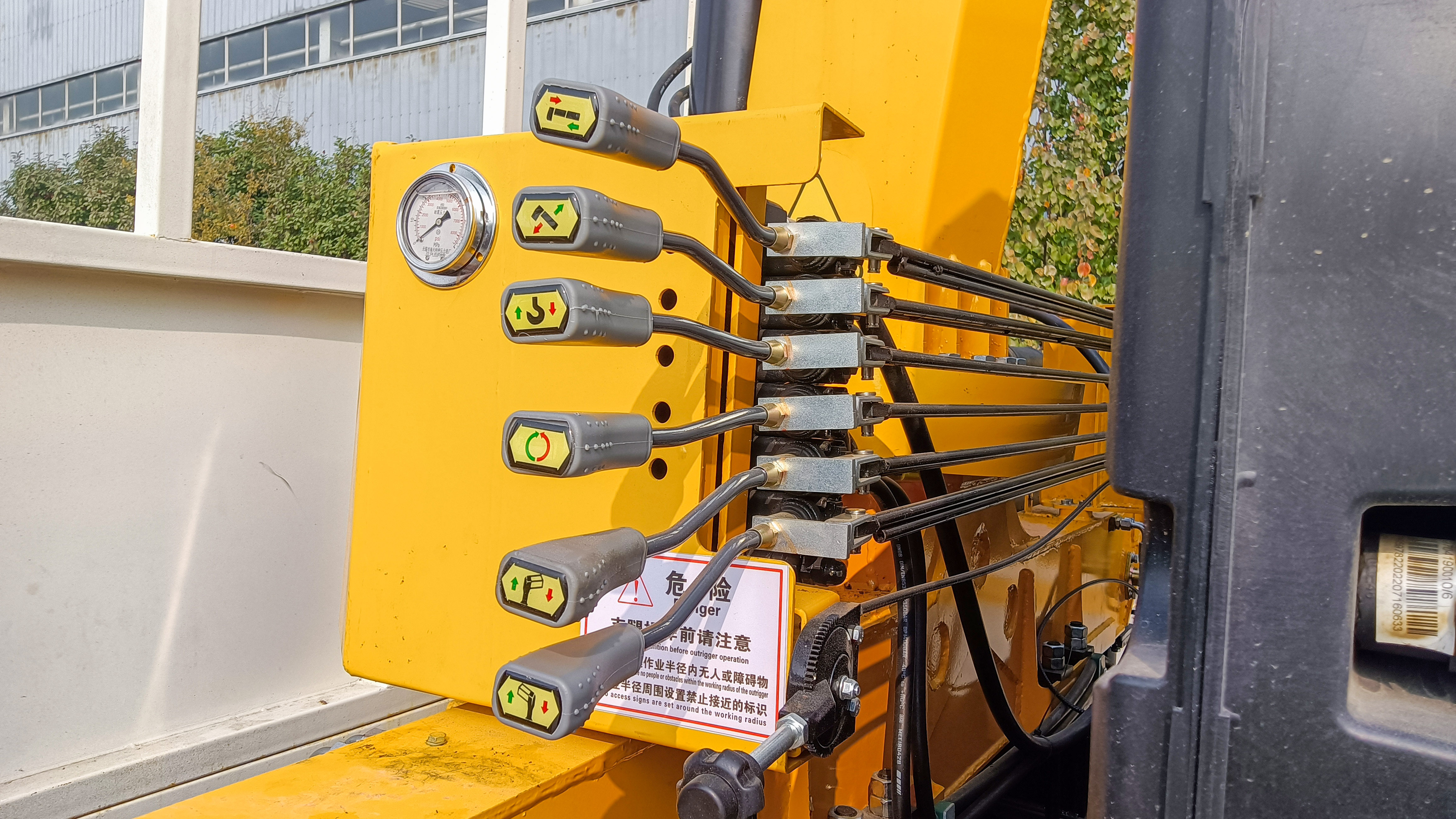 small truck mounted crane truck 4x2 cargo truck with crane