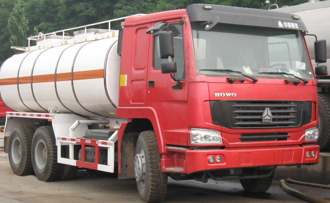 Sinotruk Howo7 Light Petrol Tank Truck 5-6 CBM 4X2 LHD Euro 140HP Fuel Tank Trailer