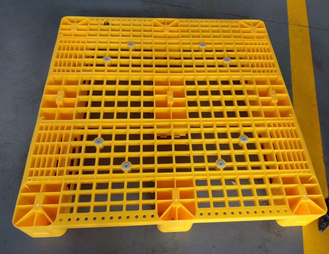 Light plastic pallet manufacturer for transportation and storage