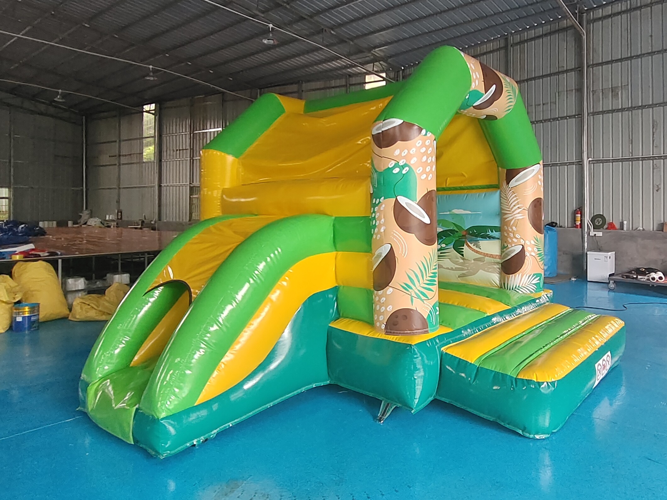 Commercial Grade Inflatable Combo Coconut Tree Sandbeach Inflatable Bouncy House With Slide Jumping Castle For Sale