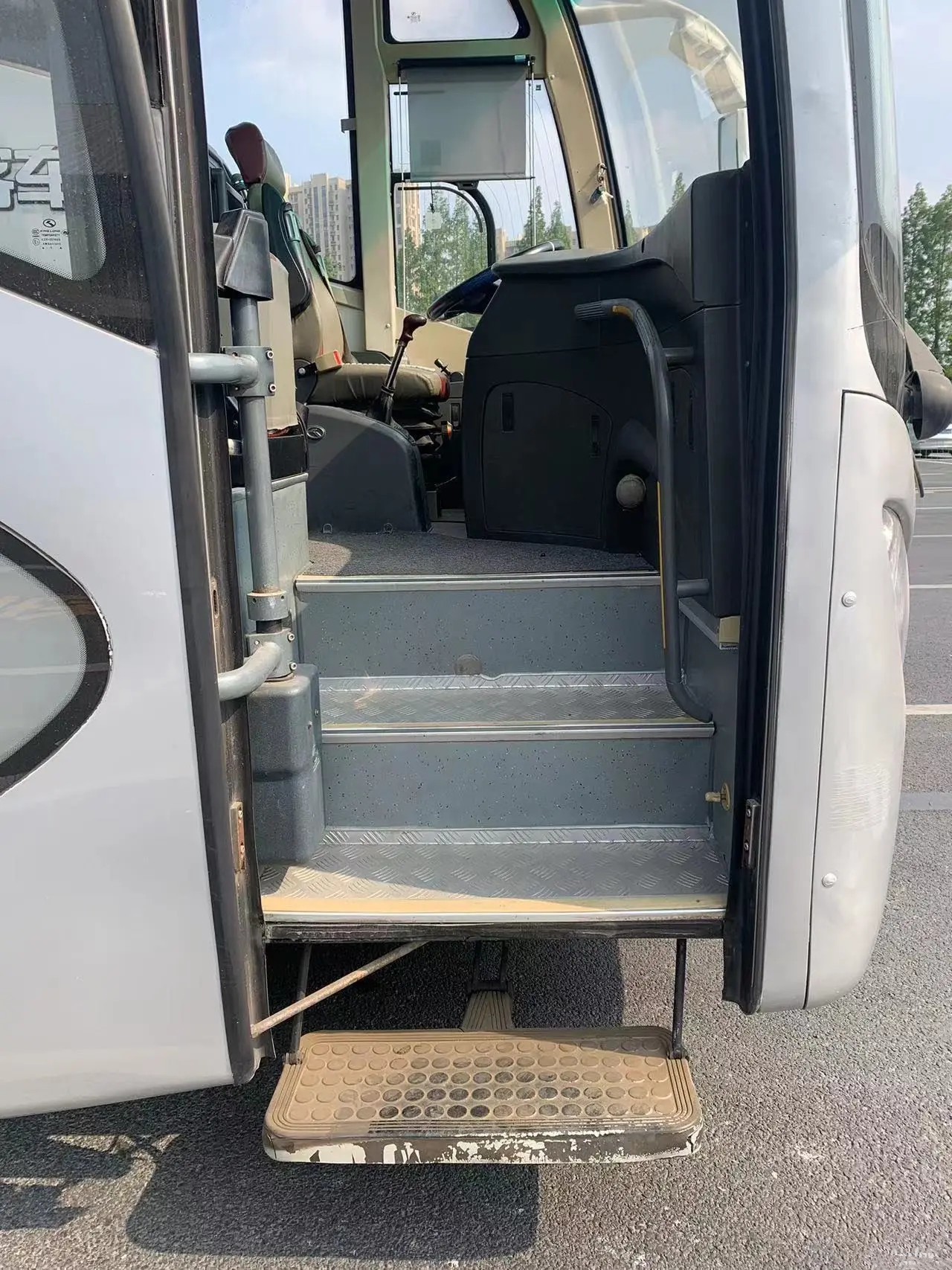 Coach Second Hand EURO III 55 Seats Sealing Window Six Cylinders Yuchai Engine Used Kinglong Bus XMQ6126