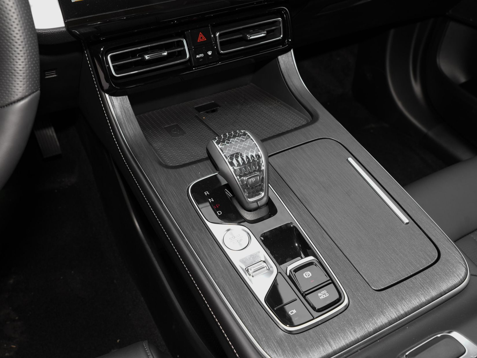 2024 Passenger Motor City Gac Trumpchi GS8 2.0t Turbo Car with Maximum Power 150-200Ps and High Speed Automobile