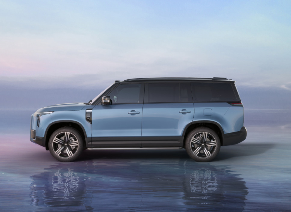 Plug In Extended Range Hybrid Vehicle Automobile Large SUV Four Wheel Drive